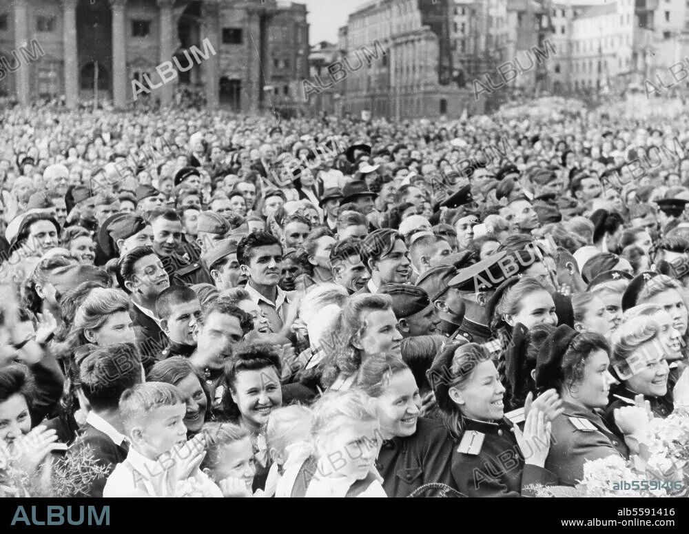 Berlin (Ost), 18. August 1948. Konzert des sowjetischen Alexandrow-Ensembles auf dem Gendarmenmarkt (Platz der Akademie) vor 35 000 Zuhörern. Blick über die Zuhörermenge. Foto.