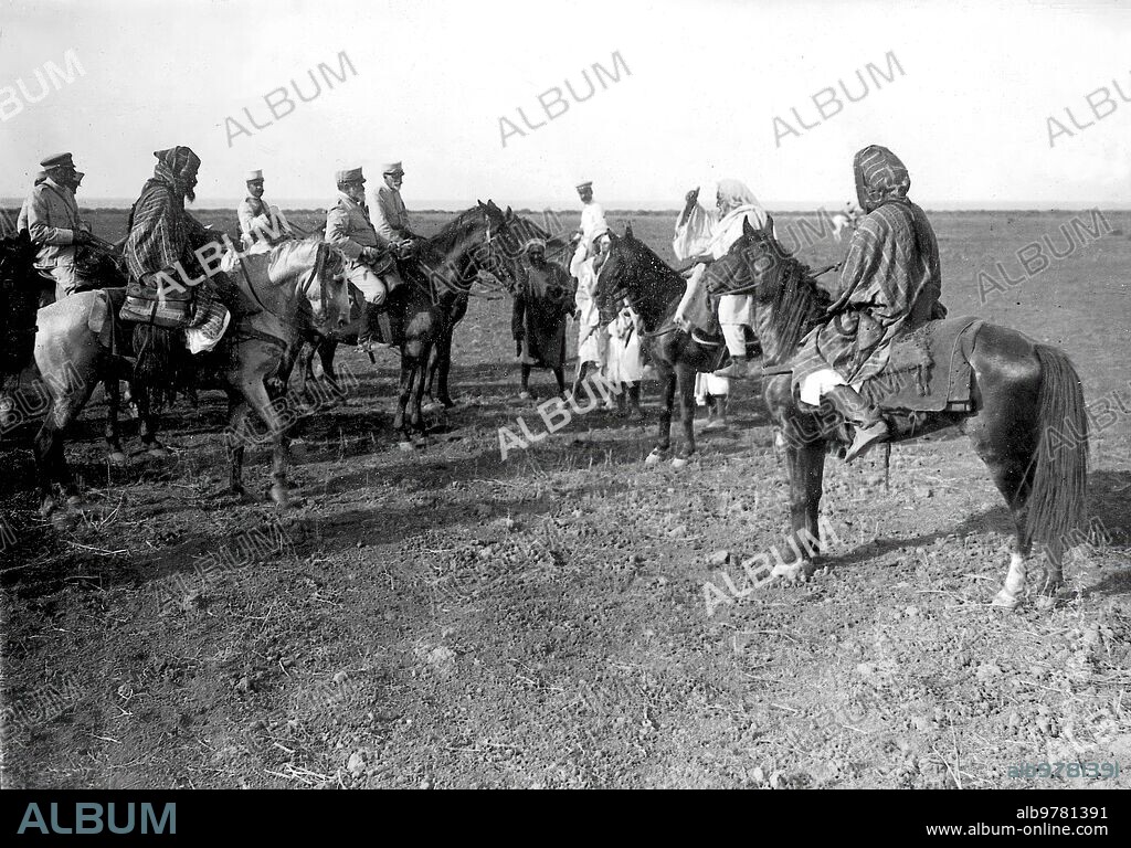 September 1909. The march of the column of Saint Martin. The Caid Bu-Sfia and Principal Moors of the Kabyle of Quebdana who came to present themselves to the marine general in Muleg-ali Sheriff.