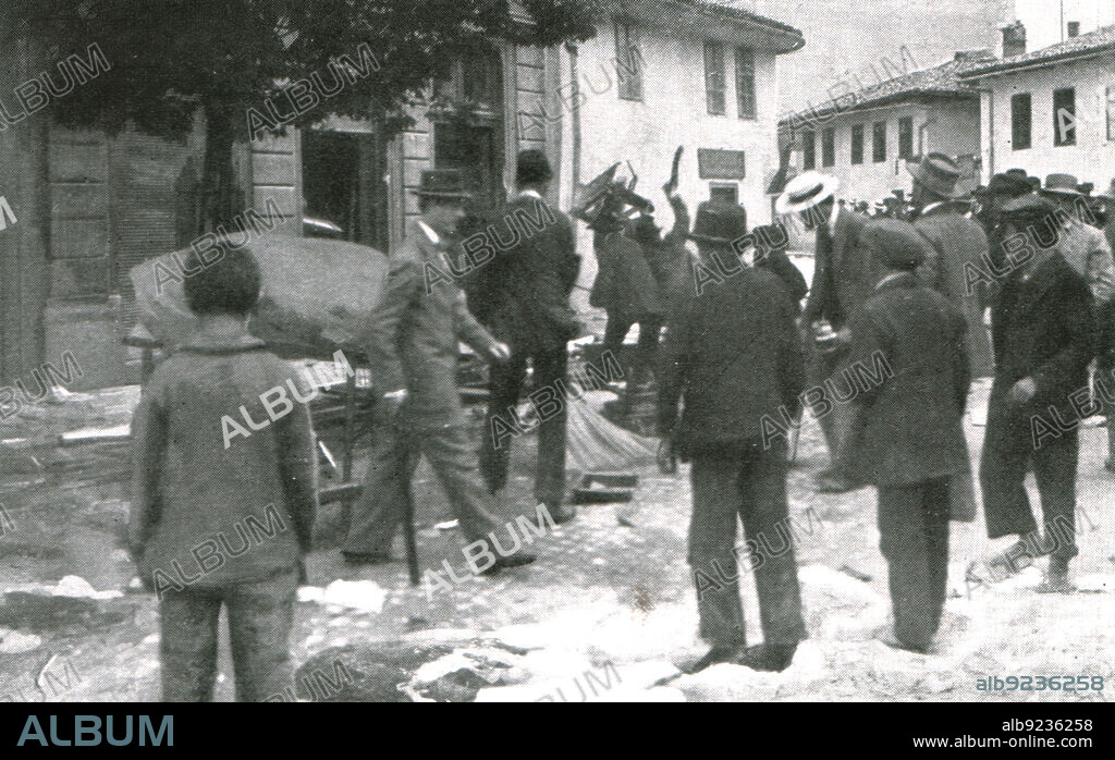 WALTER TAUSCH. ''Sarajevo, Les maisons et magasins serbes sont saccages'. From "L'Album de la Guerre 1914-1919, Volume I" [L'Illustration, Paris, 1924].