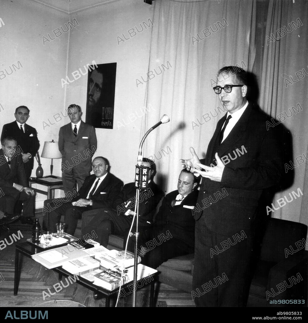 Diciembre 1965. Carlos Robles Piquer pronunciando unas palabras ante los micrófonos de RNE.
