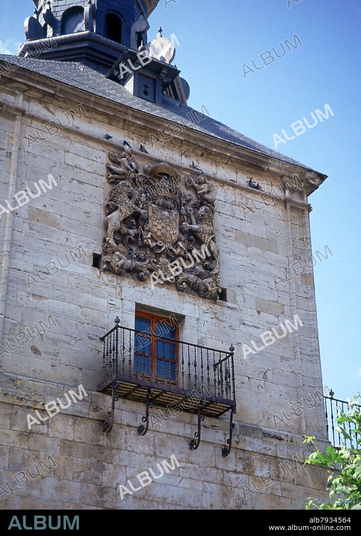 MONTALVAN IGNACIO / PORTELA PEDRO. DETALLE DEL ESCUDO DE LA TORRE DEL ANTIGUO HOSPITAL DE SAN AGUSTIN - SIGLO XVII - FOTO AÑOS 90.