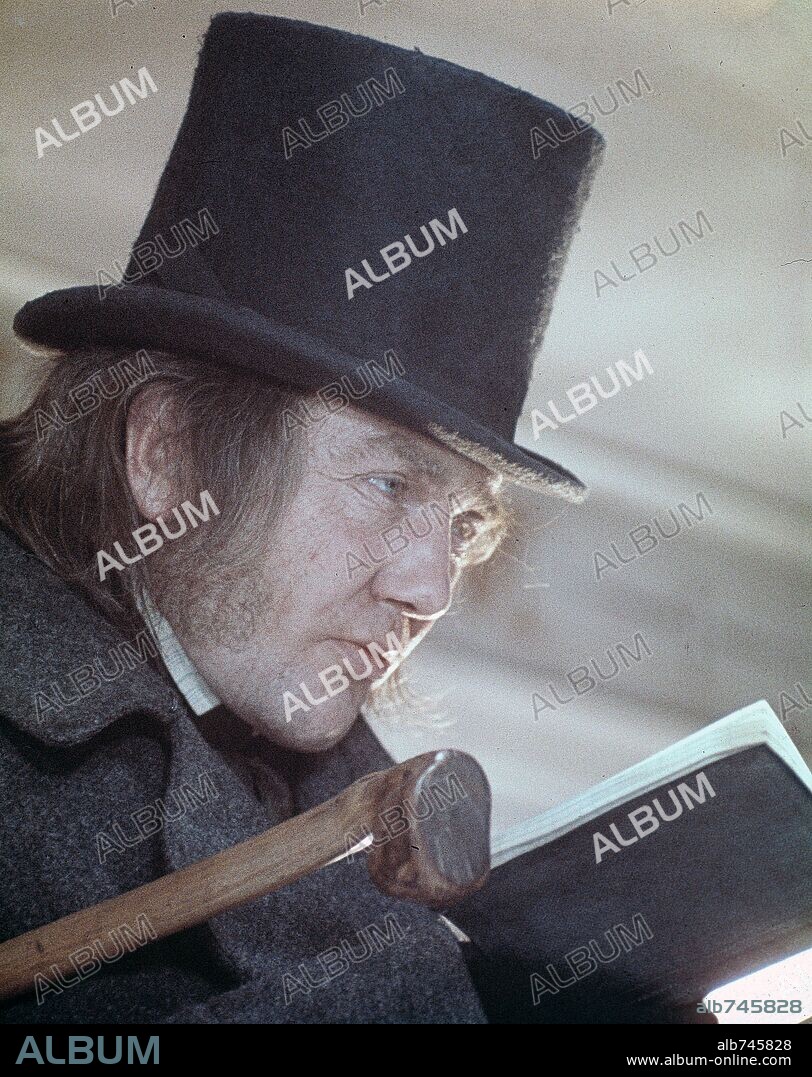 ALBERT FINNEY en MUCHAS GRACIAS MR SCROOGE, 1970 (SCROOGE), dirigida por RONALD NEAME. Copyright 20TH CENTURY FOX.
