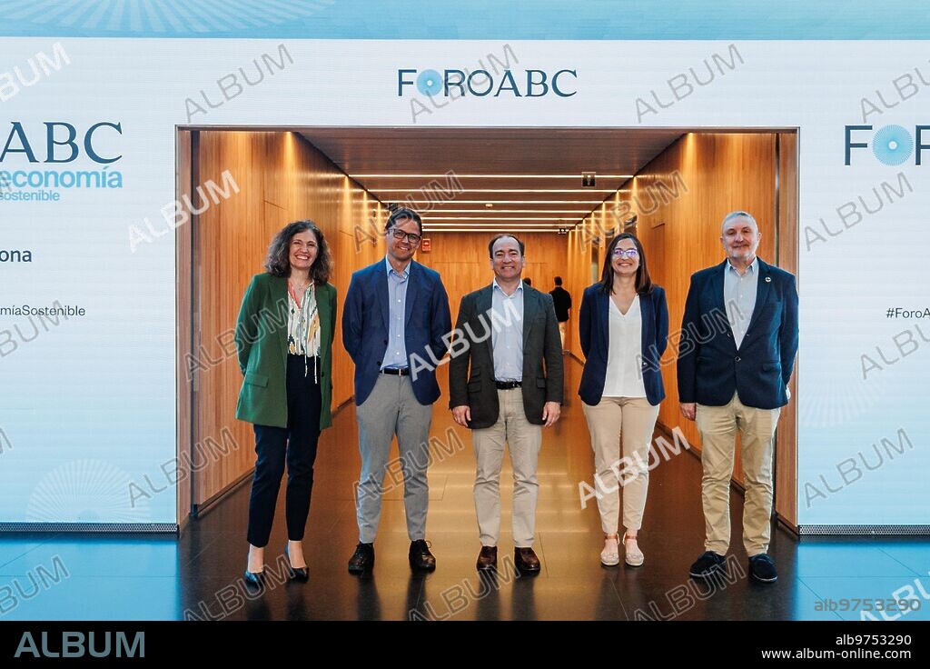 Madrid, 28/04/2023. Foro ABC Economía Sostenible: «La Economía Circular de los Residuos», moderado por Yolanda Gómez, subdirectora de ABC; Borja Carabante, delegado del Área de Gobierno Medio Ambiente y Movilidad del Ayuntamiento de Madrid; Félix González Yagüe, miembro del comité de dirección del negocio de construcción de ACCIONA; Manuel Guerrero Pérez, director ejecutivo de la Fundación para la Economía Circular y Jovita Moreno, profesora Titular de Ingeniería Química en la Universidad Rey Juan Carlos. Foto: Tania Sieira. ARCHDC.
