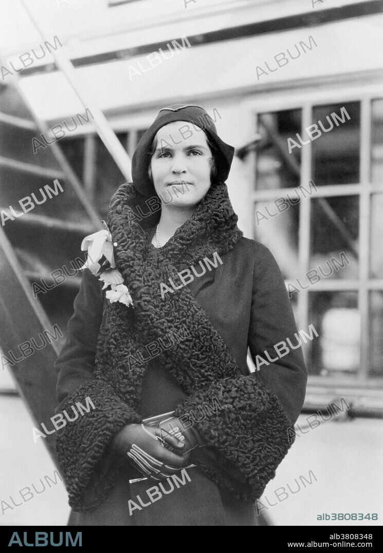 Elizabeth Evans Hughes Gossett (1907-1981). Elizabeth Evans Hughes, daughter of Charles Evans Hughes, then Governor of NY, was one of the first diabetics to be treated regularly with insulin, starting in 1922 after a visit to Dr. Frederick Banting in Toronto. She had been diagnosed with diabetes in 1919, and had been on a strictly controlled diet for three years, which resulted in weight loss and poor health. The insulin injections enabled her to return to school and a normal life. Hughes married William T. Gossett, a lawyer and vice president of the Ford Motor Company . This photograph was taken around 1930.