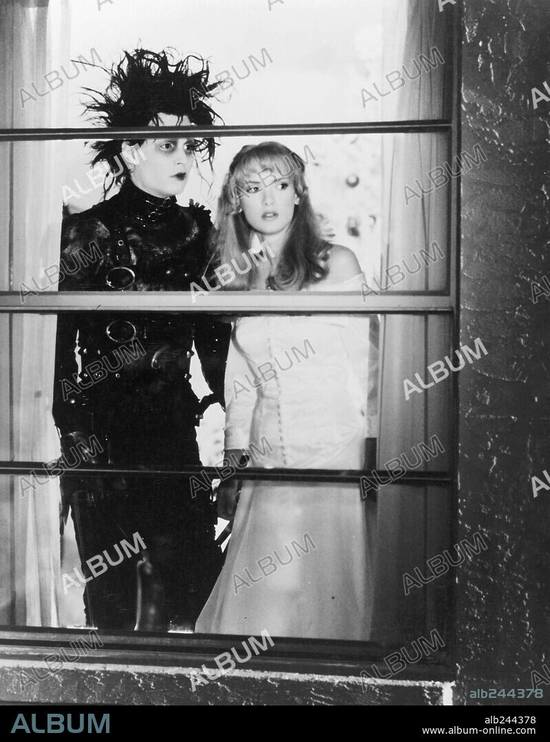 JOHNNY DEPP and WINONA RYDER in EDWARD SCISSORHANDS, 1990, directed by TIM BURTON. Copyright 20TH CENTURY FOX.