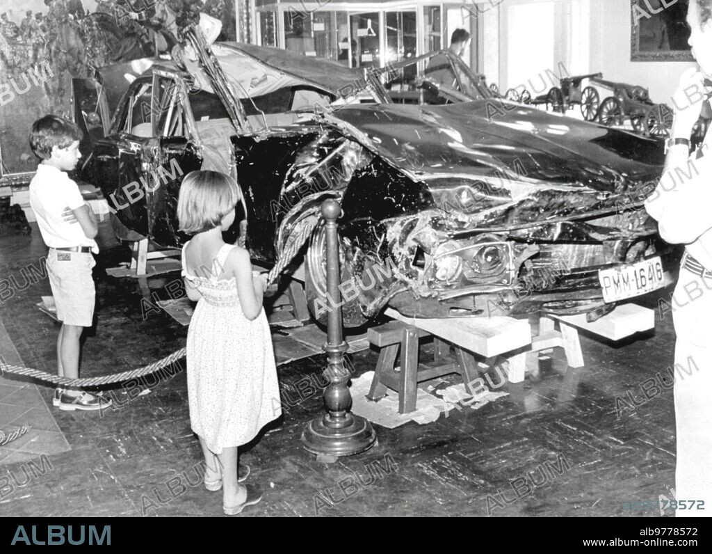 1974. Instalación, en el museo del Ejército, junto A los Coches en los que Murieron Prim y Dato, el automóvil en que Fue Asesinado el almirante carrero blanco.