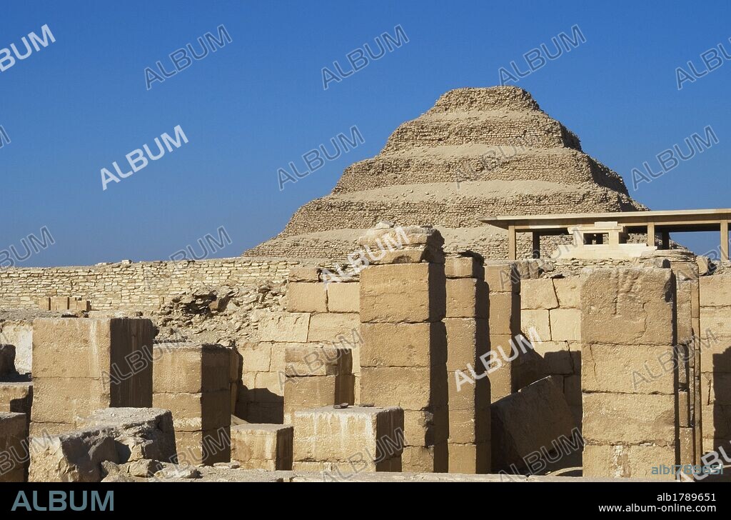 ARTE EGIPCIO. PIRAMIDE DE NETCHERJET (ZOSER) o "PIRAMIDE ESCALONADA". Tumba del Dyoser, segundo emperador de la III DINASTIA y de varios miembros de su familia. Edificada por IMHOTEP, primer arquitecto del que se conoce el nombre, entre (2635-2615 a. C). Se trata de una MASTABA escalonada por 6 escalones. IMPERIO ANTIGUO. Necrópolis de SAKKARA. Egipto.