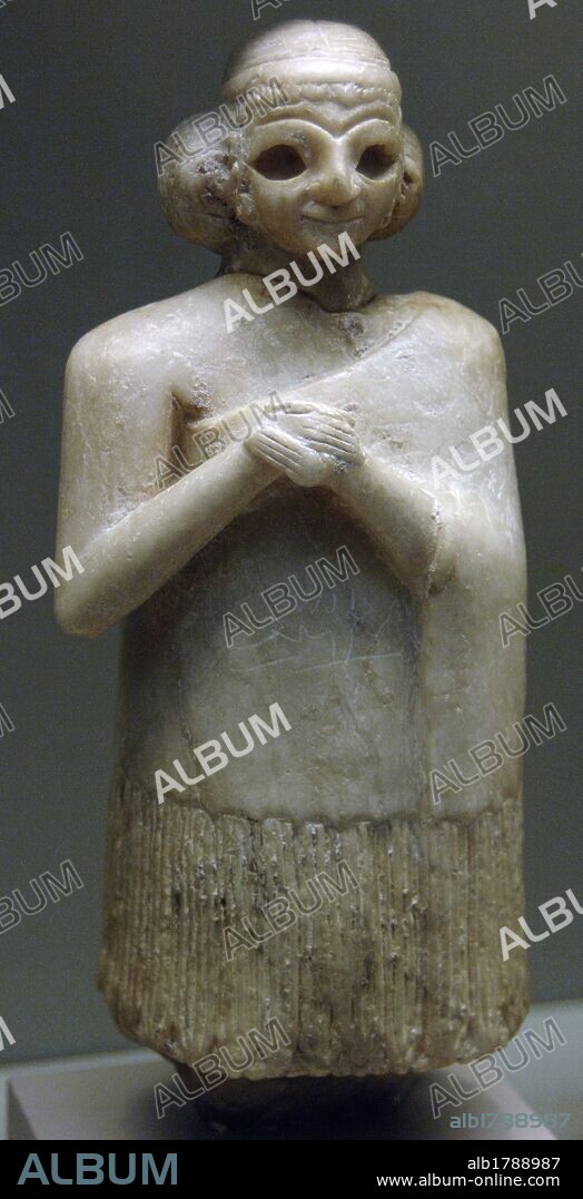 ARTE MESOPOTAMICO. PERIODO DINASTICO ARCAICO. Estatua de MUJER de yeso. Fechada hacia el año 2400 a. C. Procedencia desconocida. Museo Británico. Londres. Inglaterra. Reino Unido.