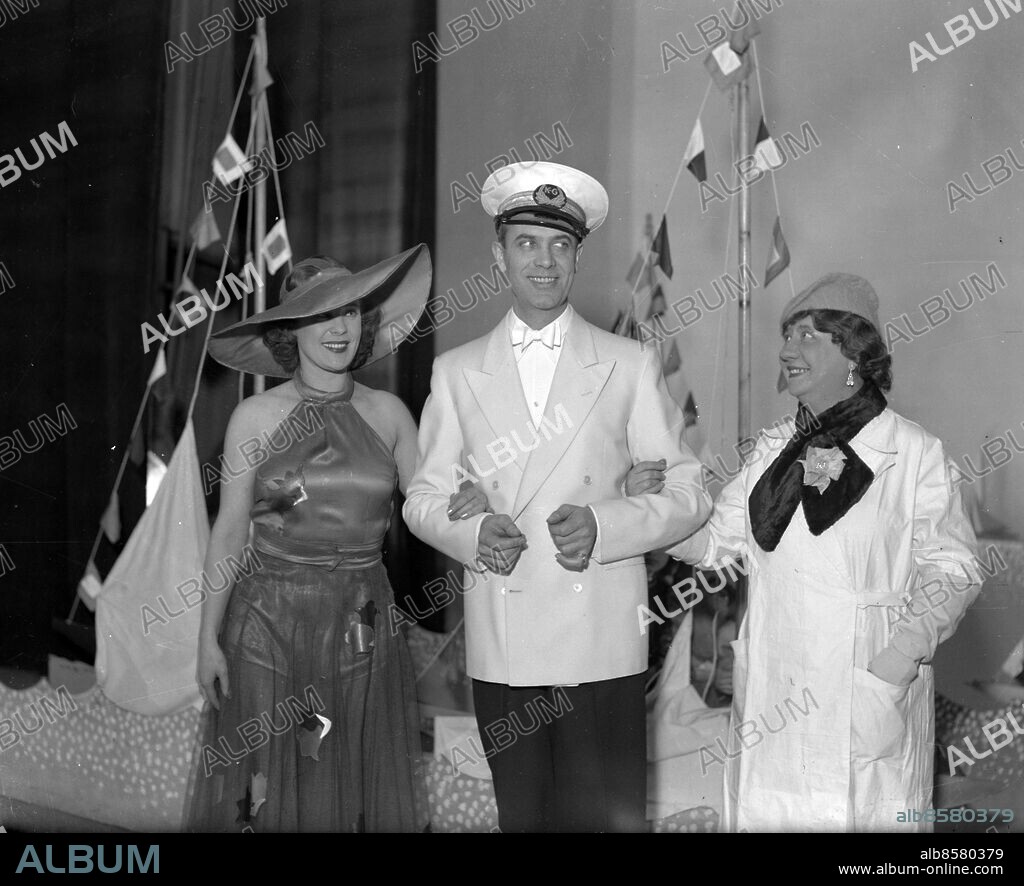 Göteborg - 1937-12-31 (fotograferingsdatum) - Premiär dagen efter - 1938-01-01 - Karl Gerhard-revyn Vi västerhavstorskar på Folkteatern - till höger Rut Holm - *** Local Caption *** Låda Krep 2014-01. KAMERAREPORTAGE.