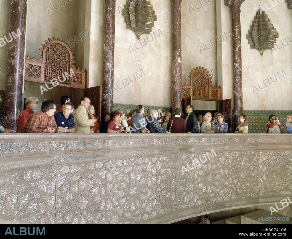 INTERIOR- CORREDOR PARA BAJAR A LA SALA DE LOS BAÑOS DE LA MEZQUITA DE HASSAN II  - FOTO AÑOS 00.