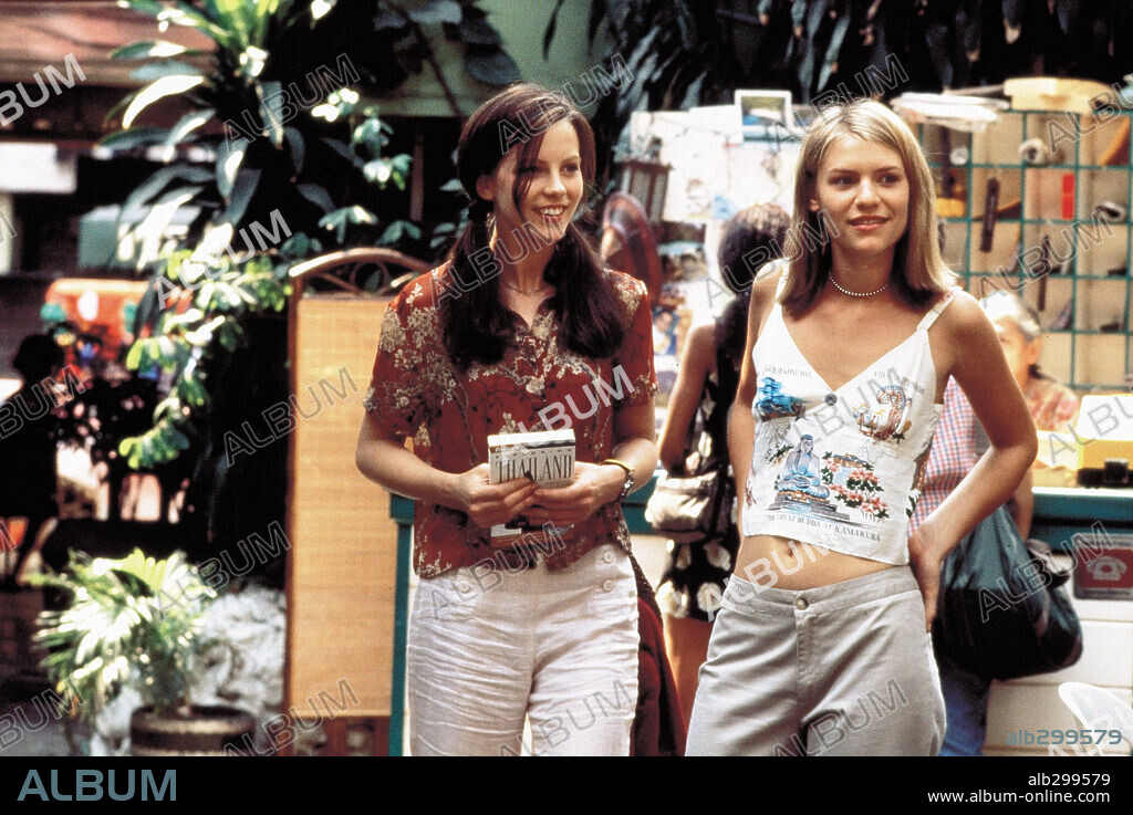 CLAIRE DANES y KATE BECKINSALE en SUEÑOS ROTOS, 1999 (BROKEDOWN PALACE), dirigida por JONATHAN KAPLAN. Copyright 20TH CENTURY FOX / CONNOR, FRANK.