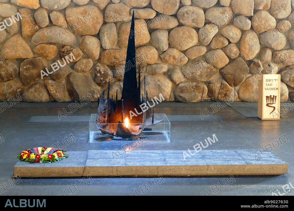 Eternal Flame, in the Hall of Remembrance (Ohel Yiskor), Yad Vashem, Holocaust Memorial, Jerusalem (Israel). Architects: Aryeh Elhanani Eternal Flame: Kosso Eloul.