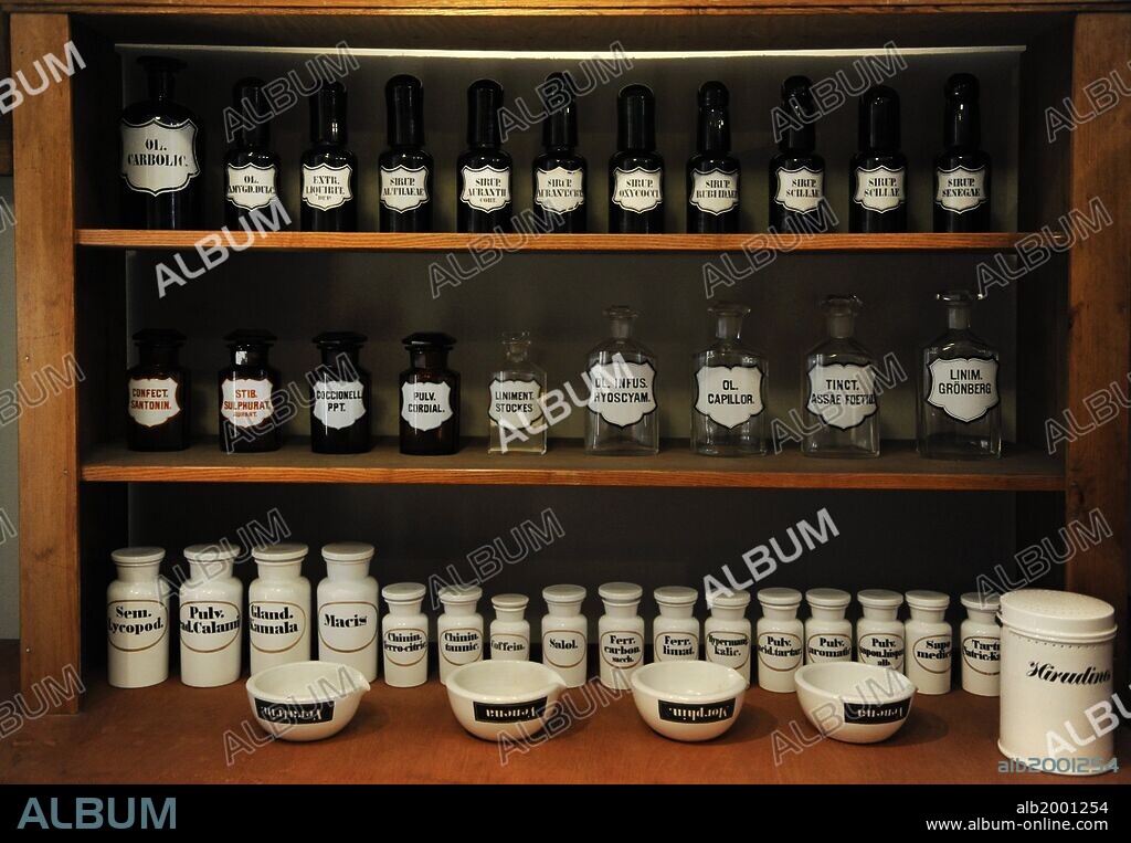 HISTORIA DE LA FARMACIA. Frascos de cristal y cerámica junto a morteros. Museo de la Farmacia. TURKU. FINLANDIA.