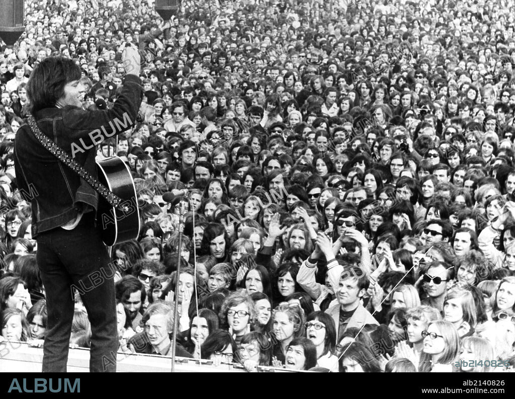 American actor and singer dean reed performs at the hospitality festival prior to the 110th world youth festival, 'his songs telling about the liberation struggle of the peoples are well known and beloved in the gdr', east berlin, gdr, may 13, 1973. 01/02/1973