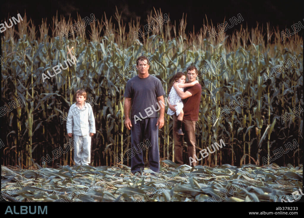 ABIGAIL BRESLIN, JOAQUIN PHOENIX, MEL GIBSON y RORY CULKIN en SEÑALES, 2002 (SIGNS), dirigida por M. NIGHT SHYAMALAN. Copyright TOUCHSTONE PICTURES / MASI, FRANK.