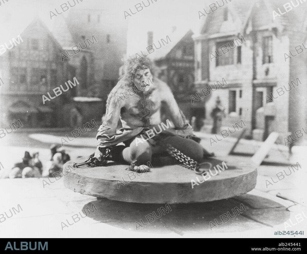 LON CHANEY in THE HUNCHBACK OF NOTRE DAME, 1923, directed by WALLACE WORSLEY. Copyright UNIVERSAL PICTURES.