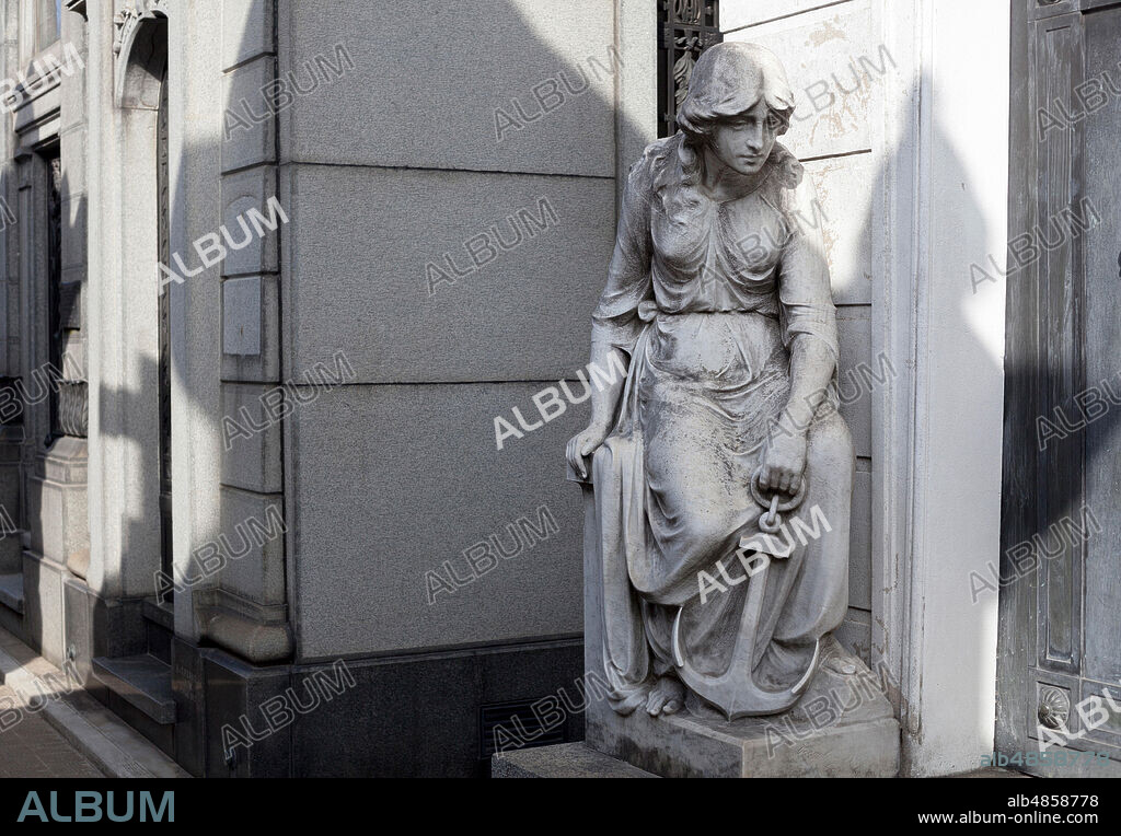 Escultura de mujer con ancla en su mano, realizada en mármol blanco.