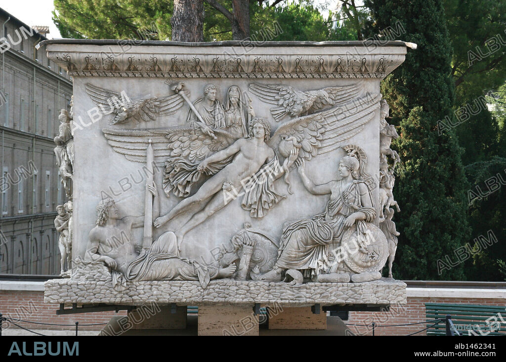 ANTONINO PIO (Lanuvium, 86-161). Emperador romano (138-161). Adriano le nombró sucesor en 138 y le hizo hijo adoptivo. "ANTONIO PIO Y FAUSTINA". Relieve del triunfo del Emperador y su mujer. Columna triunfal Antonina. Museos Vaticanos. Ciudad del Vaticano. (EPOCA DE LOS ANTONINOS) .