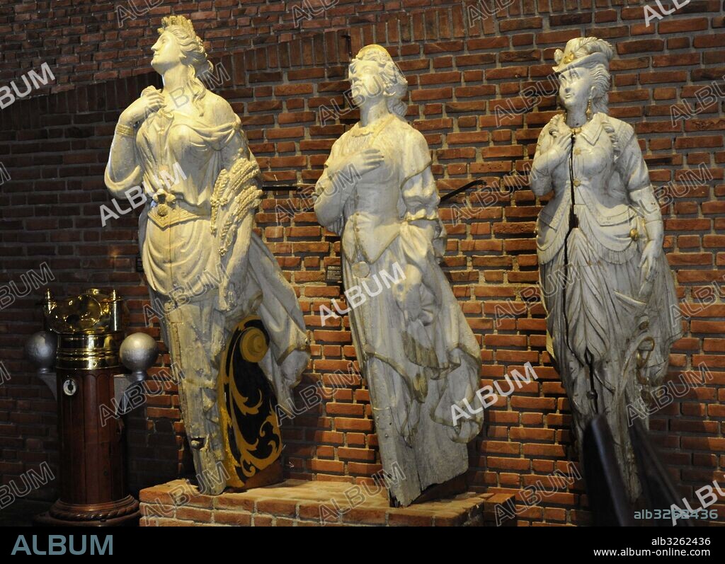 Mascarones. La figura central, mascarón de proa del barco "Stroveren" de cuatro palos. Construido en 1892 en Escocia como Beechbank. El buque quedó bajo la propiedad de Noruega en 1913. Renombrado "Stoveren" en 1916, se mantuvo en activo hata 1924. Museo Maritimo. Oslo. Noruega.