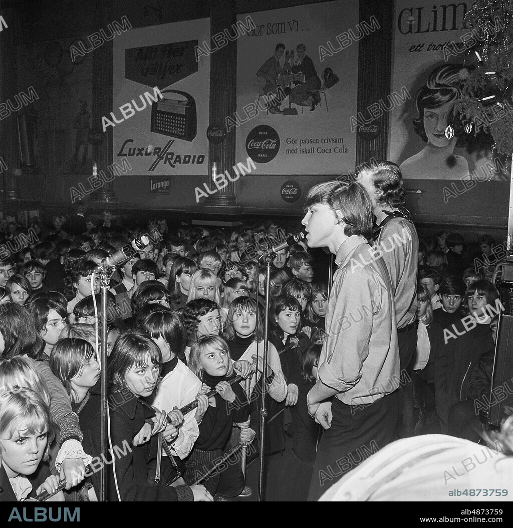 STOCKHOLM 1965-01-20. Shanes with Lennart Grahn on stage during a performance at Nalen's Amusement Palace. Photo: TT Historical / Code 1902.