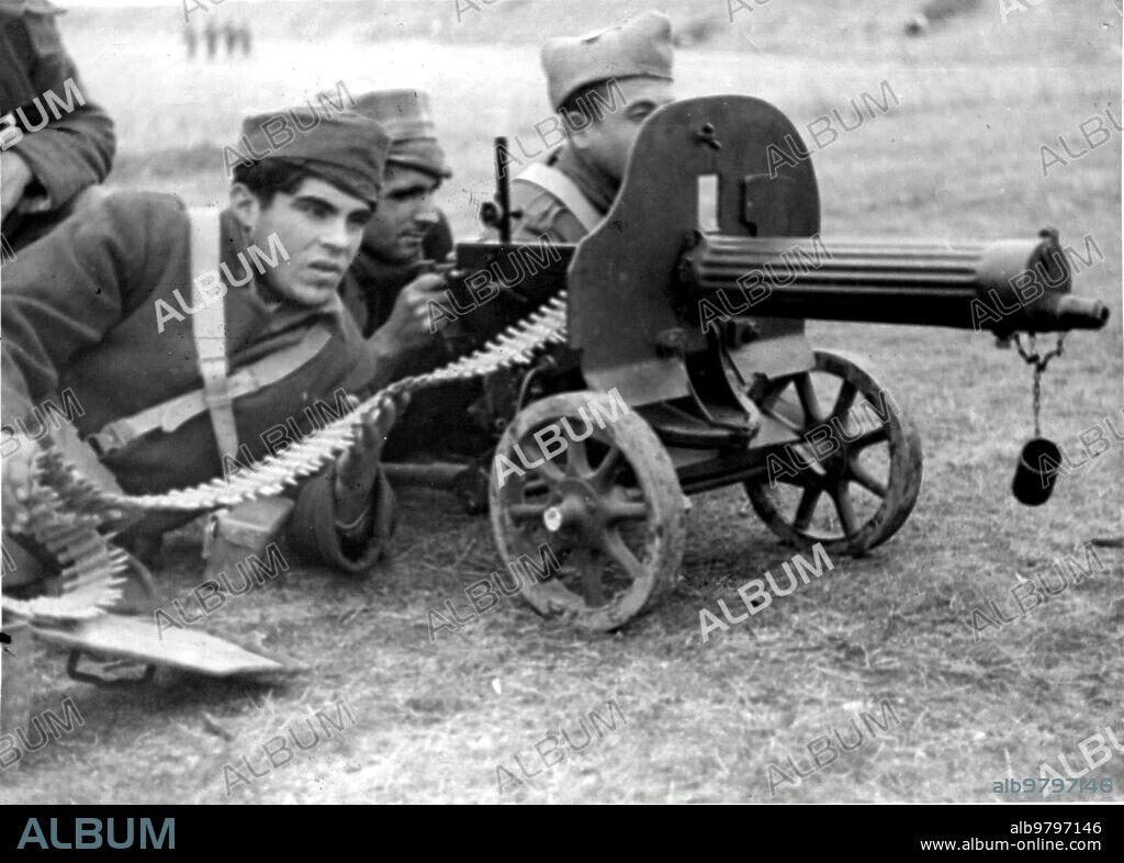 1938. Republican Soldiers Exercising in the Use of Automatic Weapons.