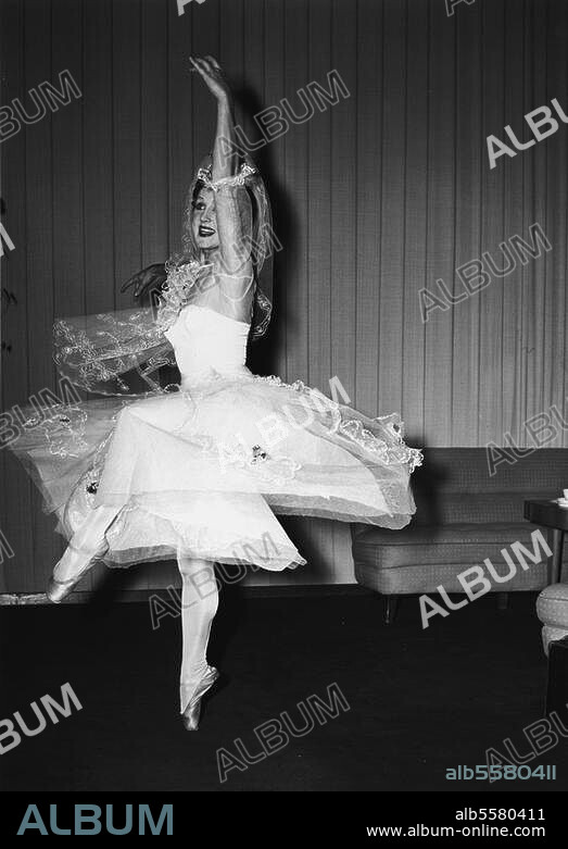 Blacher, Boris Komponist. 1903-1975. Werke: Preußisches Märchen (op. 30). Uraufführung in Berlin 1952: Szenenbild mit Suse Preisser. Foto, 22.9.1952.