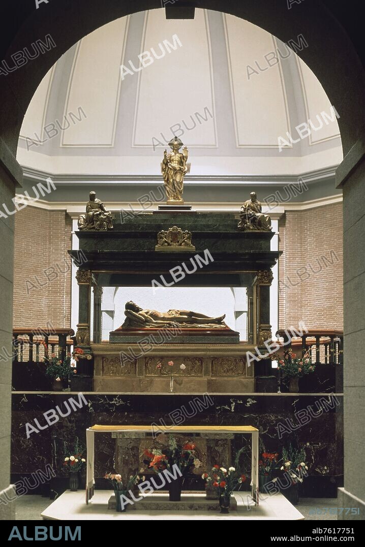 GREGORIO FERNANDEZ. CRISTO YACENTE DENTRO DE LA URNA- S XVII ESCULTURA BARROCA.
