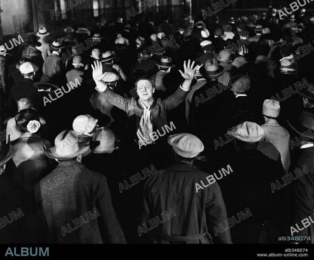 JAMES MURRAY en Y EL MUNDO MARCHA, 1928 (THE CROWD), dirigida por KING VIDOR. Copyright M.G.M.