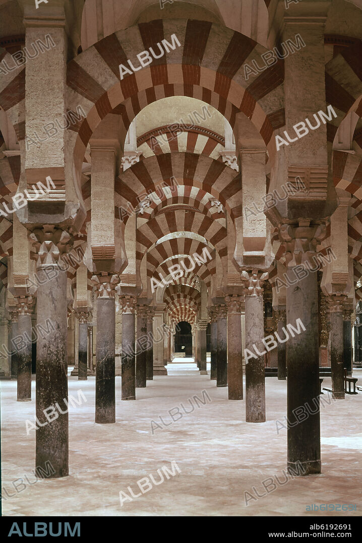 INTERIOR DE LA MEZQUITA DE CORDOBA - NAVES DE LA AMPLIACION DE ALMANZOR - 987.