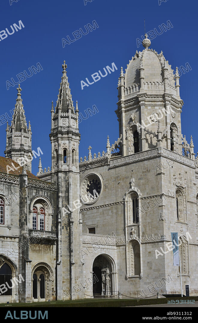 JOAO DE CASTILHO (14701552). CASTILIAN ARCHITECT.. Portugal. Lisboa. Monasterio de los Jerónimos. El rey Manuel I lo mandó construir para conmemorar el regreso de Vasco de Gama de la India. Fue diseñado en estilo manuelino por Juan del Castillo (1470-1552). Detalle arquitectónico del exterior del edificio, con la cúpula de la iglesia. Siglo XVI.