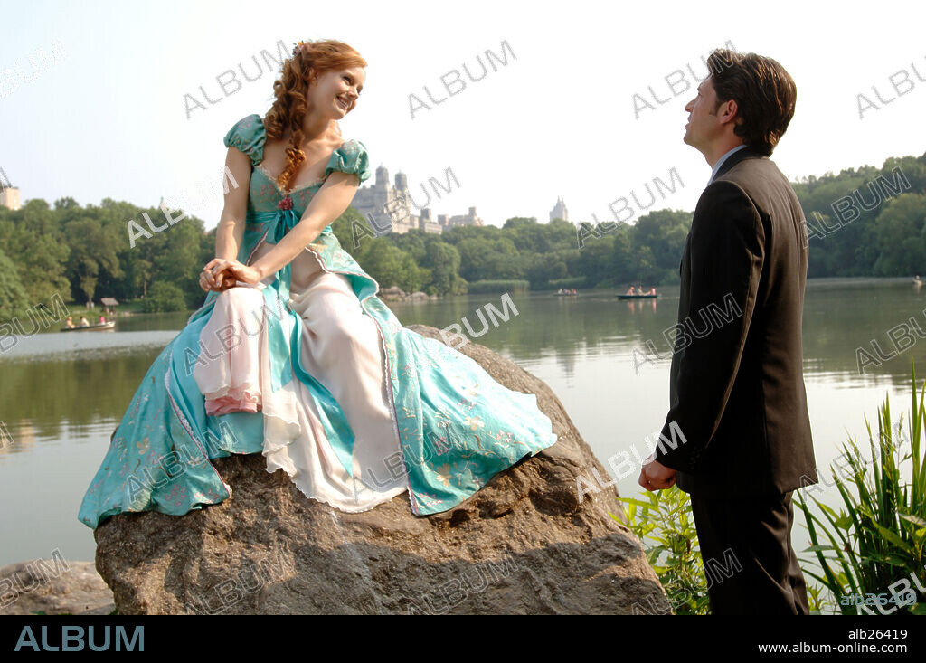 AMY ADAMS y PATRICK DEMPSEY en ENCANTADA: LA HISTORIA DE GISELLE, 2007 (ENCHANTED), dirigida por KEVIN LIMA. Copyright WALT DISNEY PICTURES / WETCHER, BARRY.