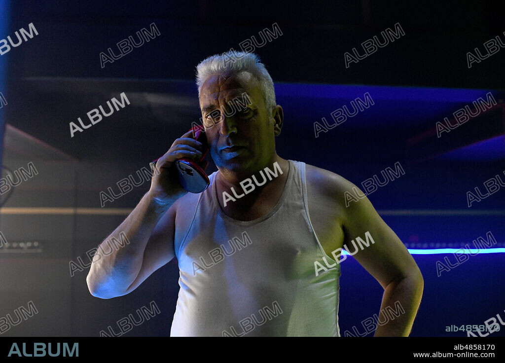 LEO HARLEM in SUPERAGENTE MAKEY, 2020, directed by ALFONSO SANCHEZ. Copyright Atresmedia Cine / Movistar + / Mundo Ficcion.