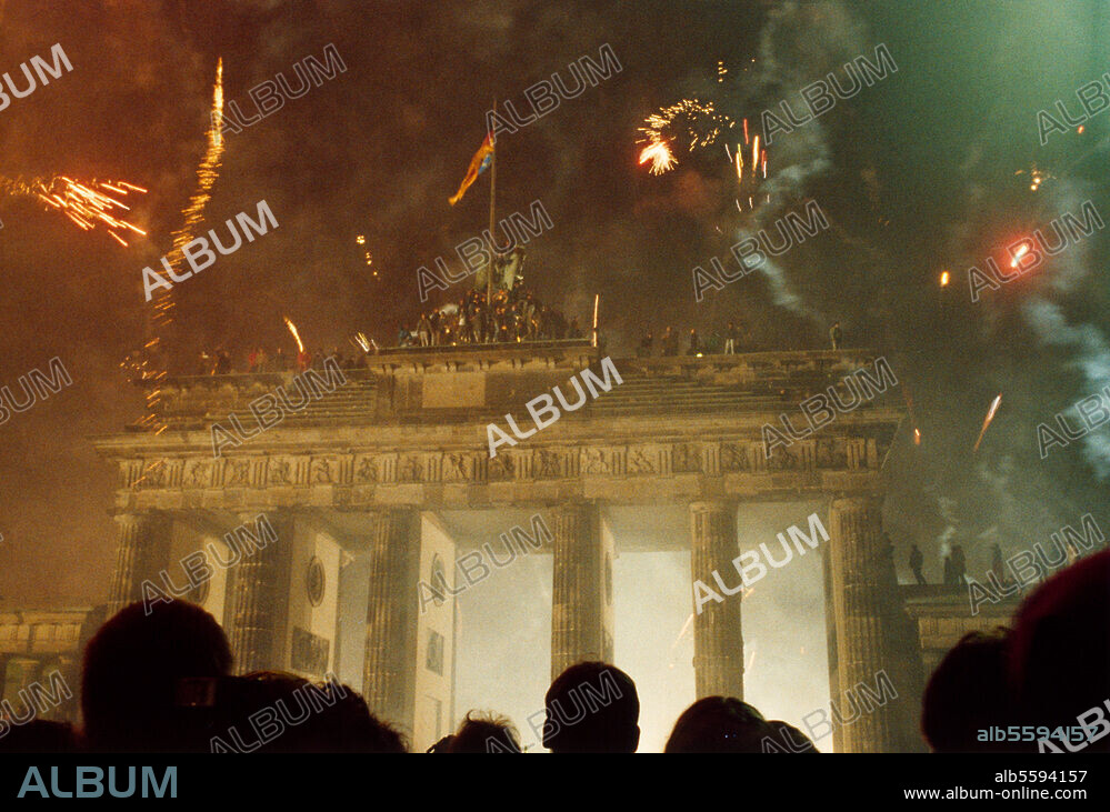 Berlin, Silvesternacht 1989/1990. Feuerwerk am Brandenburger Tor. Foto (Sewcz).