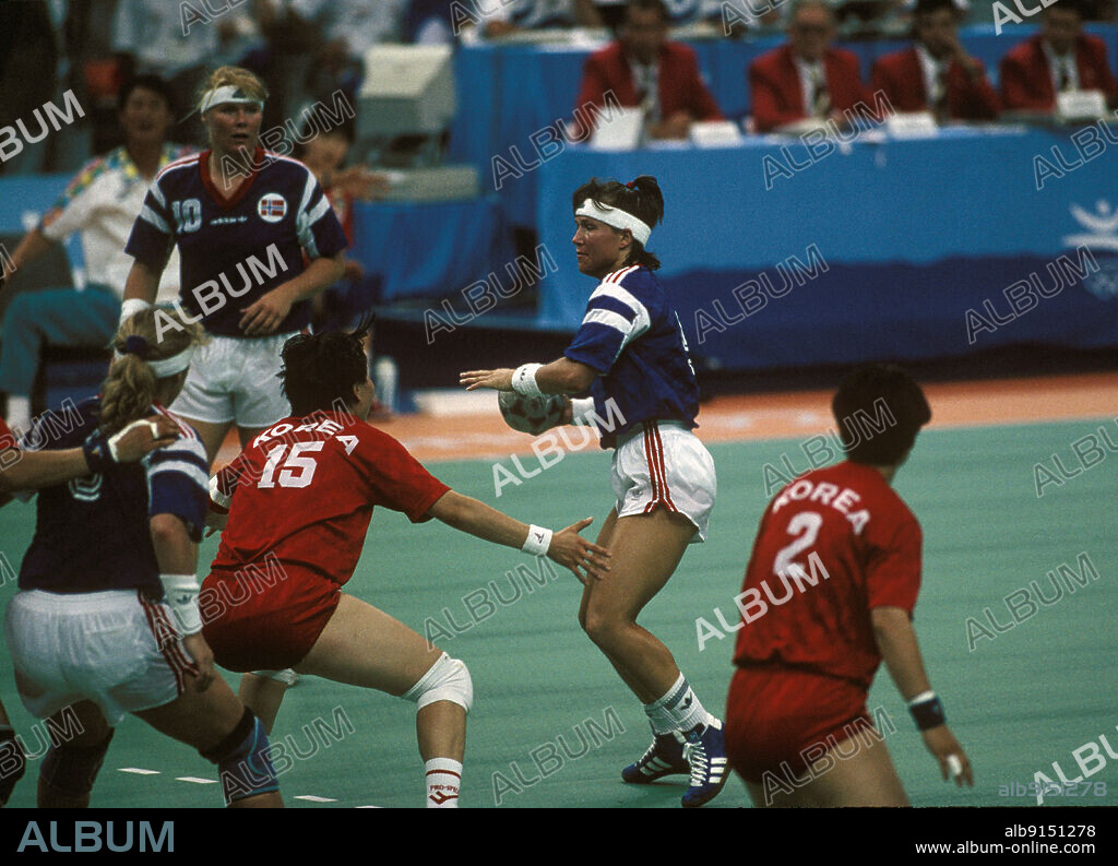 Barcelona Spain 1992-08-08. Susann Goksør (with ball, in blue) in action during Olympic Games in Barcelona. Handball Women Norway - South Korea. Photo Ingar Johansen / NTB.