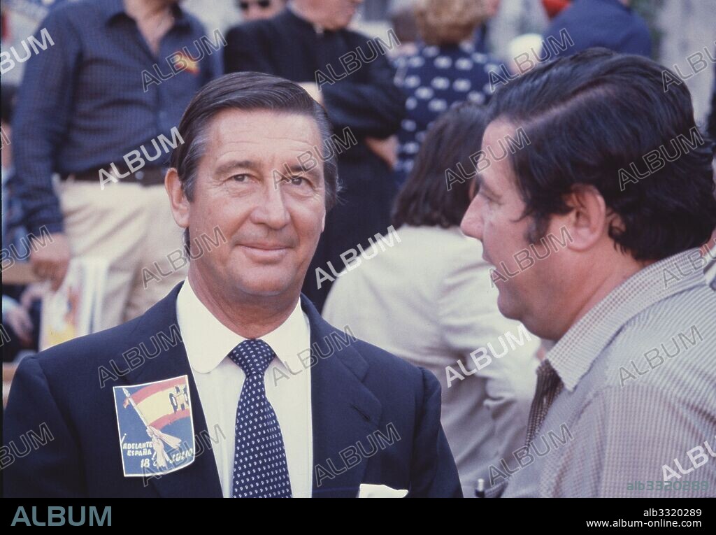 MARTINEZ BORDIU , CRISTOBAL  MARQUES DE VILLAVERDE.  MEDICO ESPAÑOL.  FOTO EN UN MITIN DE FUERZA NUENA JUNTO AL PERIODISTA ANTONIO D . OLANO.