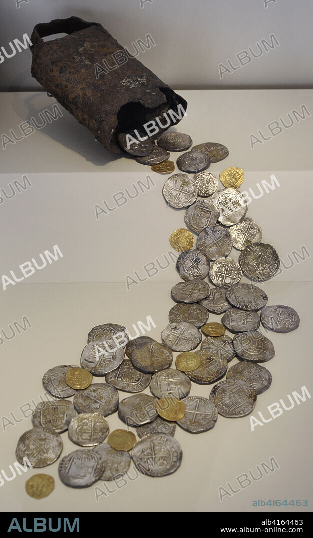 Tesoro de Gazteluberri. 1537-1556. Consta de un cencerro y 52 monedas de Juana I, Felipe II y Carlos V, de hierro, plata y oro. Procede de la Parzonería Menor de Guipúzcoa (Guipúzcoa, País Vasco). Museo Arqueológico Nacional. Madrid. España.