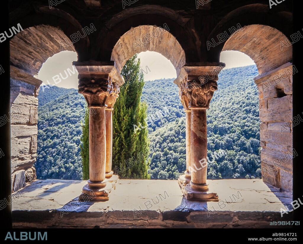 Galería del claustro de la Abadía de Serrabona, ubicada en el municipio de Boule-d'Amont, Francia. Siglo XII.