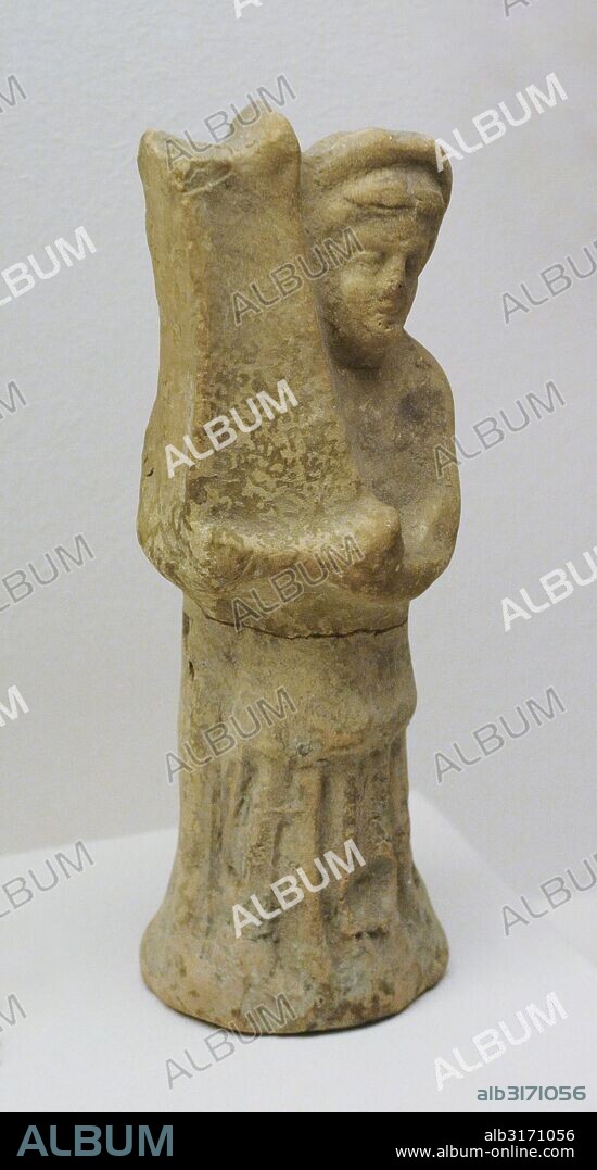ARTE ANTIGUO. MESOPOTAMIA. PROXIMO ORIENTE. Figurilla de arcilla representando a una mujer tocando el arpa. The State Hermitage Museum. San Peterburgo. Rusia.