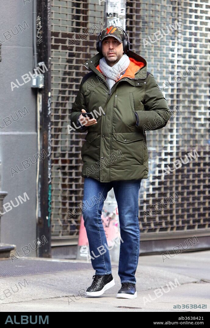 April 20, 2018 - New York, New York, United States - 'Friends' actor David Schwimmer seems engrossed in his cellphone as he goes almost incognito in Soho on April 20 2018 in New York City. 20/04/2018