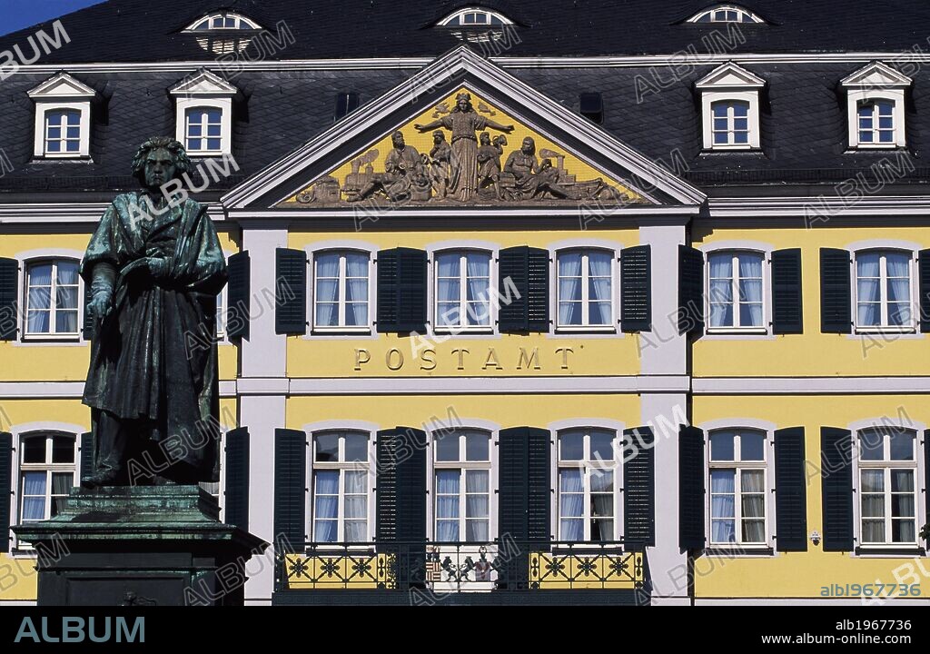 Monument to Beethoven, 1845, by Ernst Julius Hahnel (1811-1891), Munsterplatz, Bonn, North Rhine-Westphalia. Germany, 19th century.