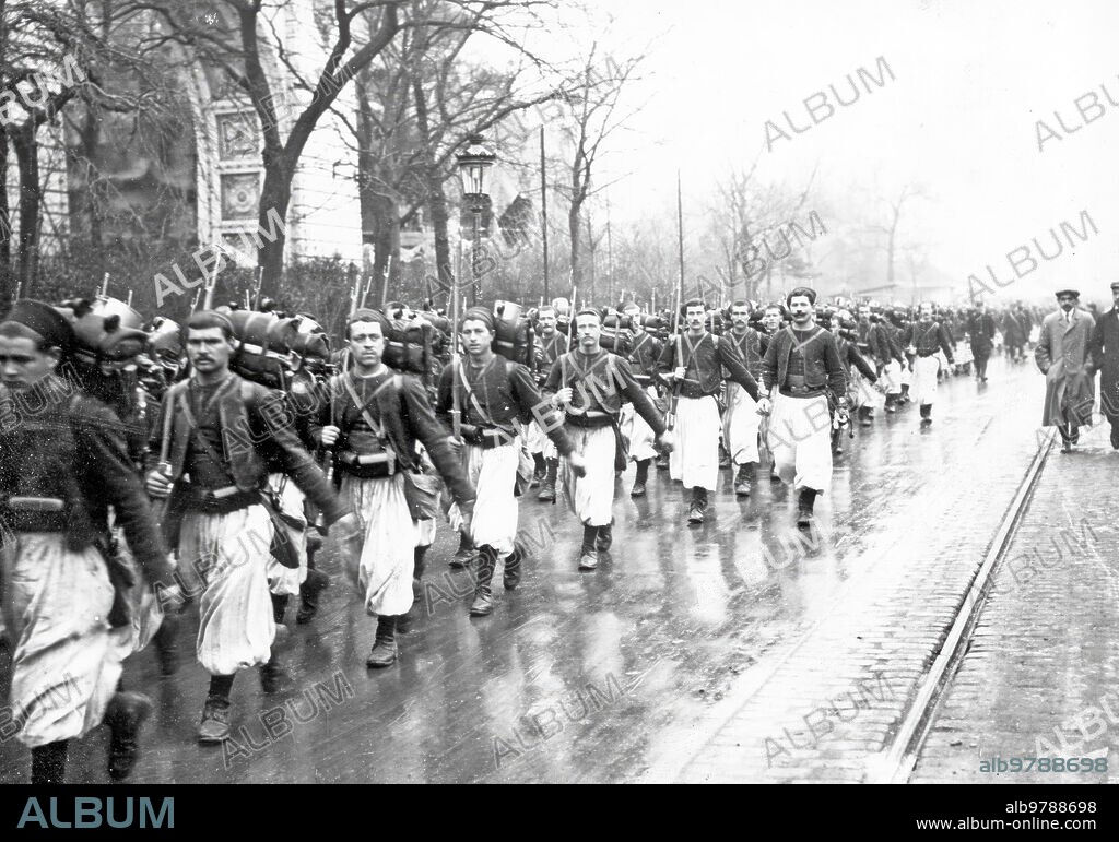 Agosto 1914. Movilización militar en Francia. Desfile de un regimiento de Zuavos por las Calles de Paris al salir para la frontera.