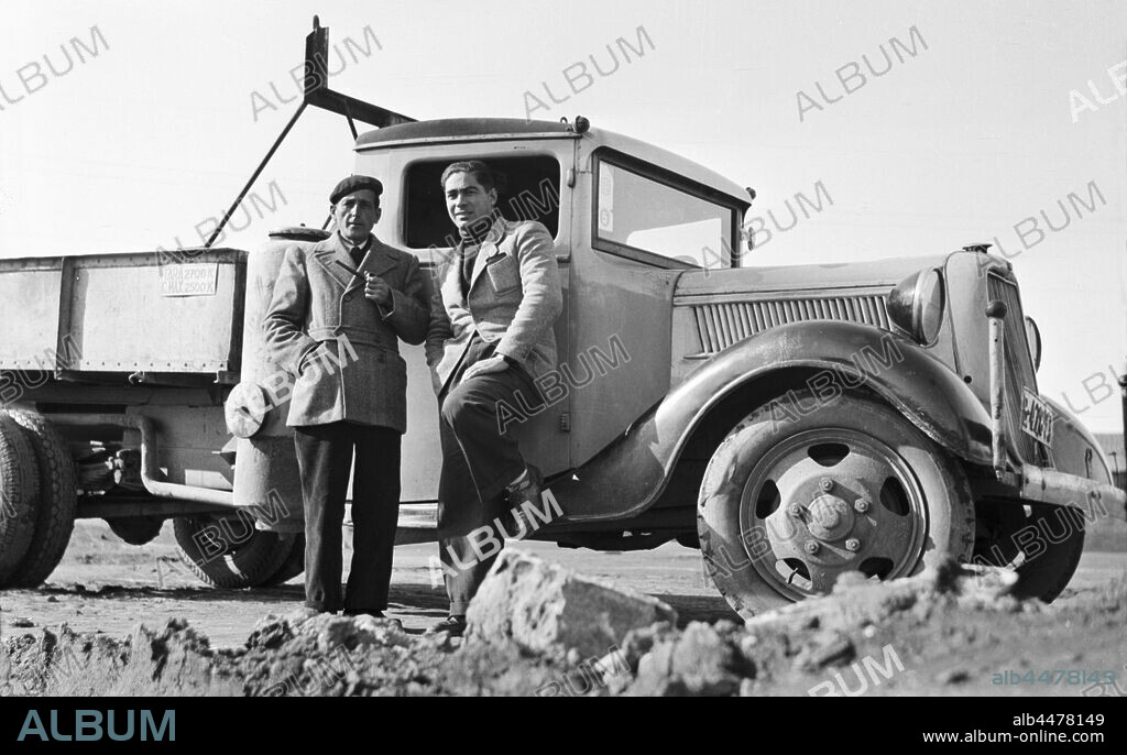 España. Guerra civil (1936-1939). Falange española y de las J.O.N.S. División 72 del Cuerpo del Ejército de Castilla. Flechas Verdes, junto a legionarios del Corpo Truppe Volontaire, CTV, formaron una unidad mixta italo-española movilizada para hacer frente en la ofensiva de Catalunya al final de la contienda. Militares en ropa de paisano junto a un camión de transporte en la zona de Ávila.