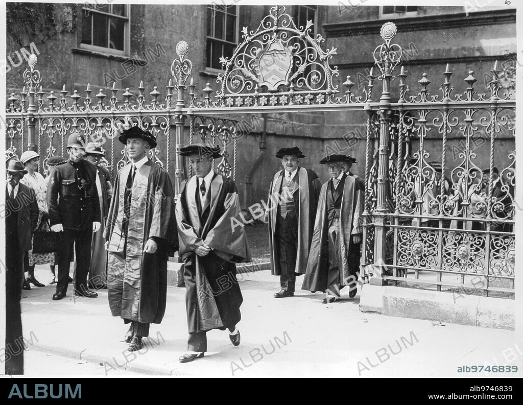 Junio 1935. Nombrados recientemente doctores "honoris causa" de la Universidad de  Oxford  los señores duque de  Alba  y Herriot, ya han recibido la investidura y en la fotografía puede vérseles sáaliendo de la Uniiversidad acompañados del señor Bledisloe de Lidney.