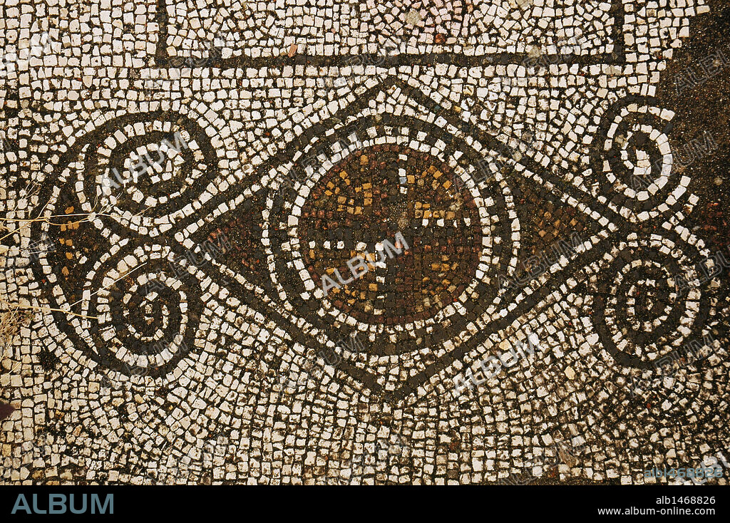 ARTE ROMANO. PORTUGAL. VILLA ROMANA DE PISOES. Habitada entre los siglos I y IV. Detalle de un MOSAICO decorado con motivos geométricos. Finca de Almagraça. Alrededores de Beja. El Alentejo.