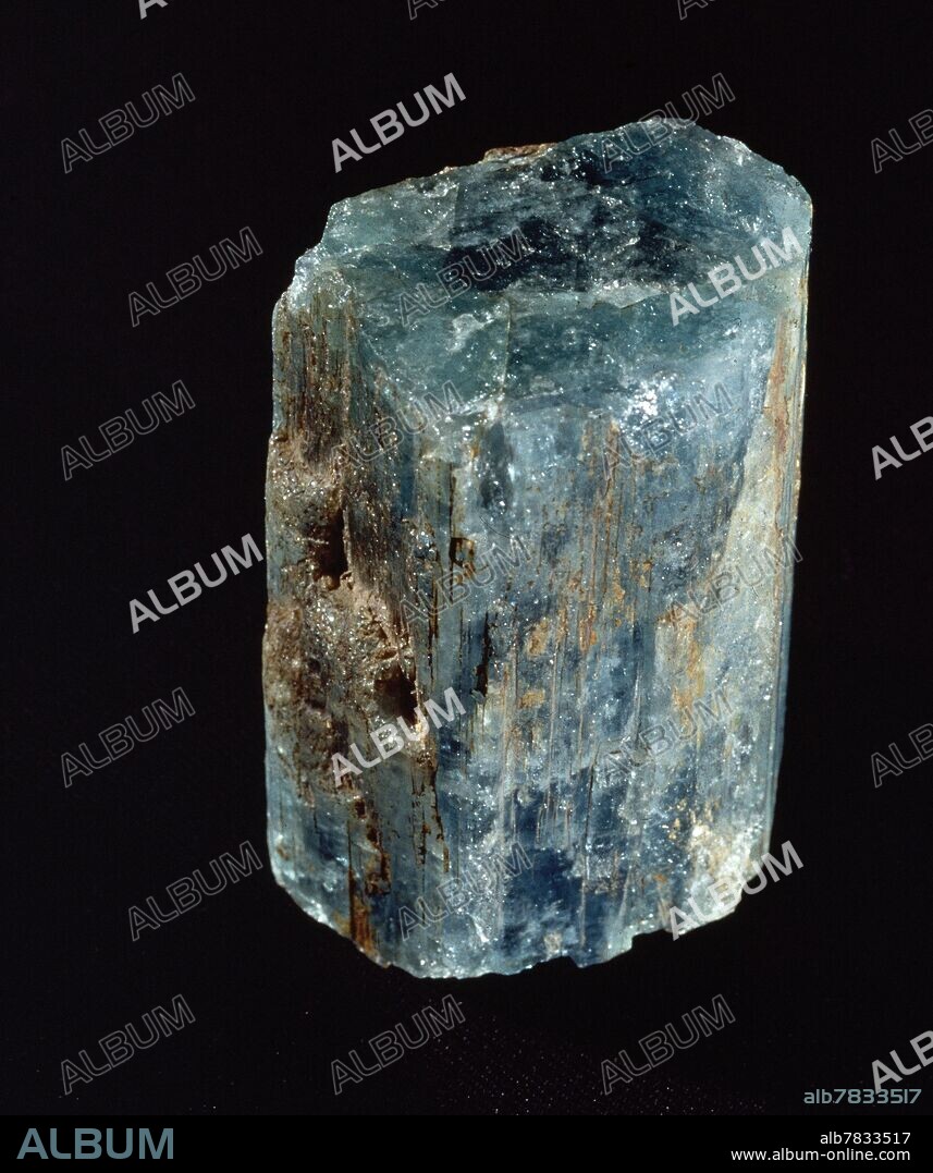 MINERAL - BERILO- SILICATO DE ALUMINIO-BERILO - COLOR VERDE-AZUL- BRILLO VITREO.