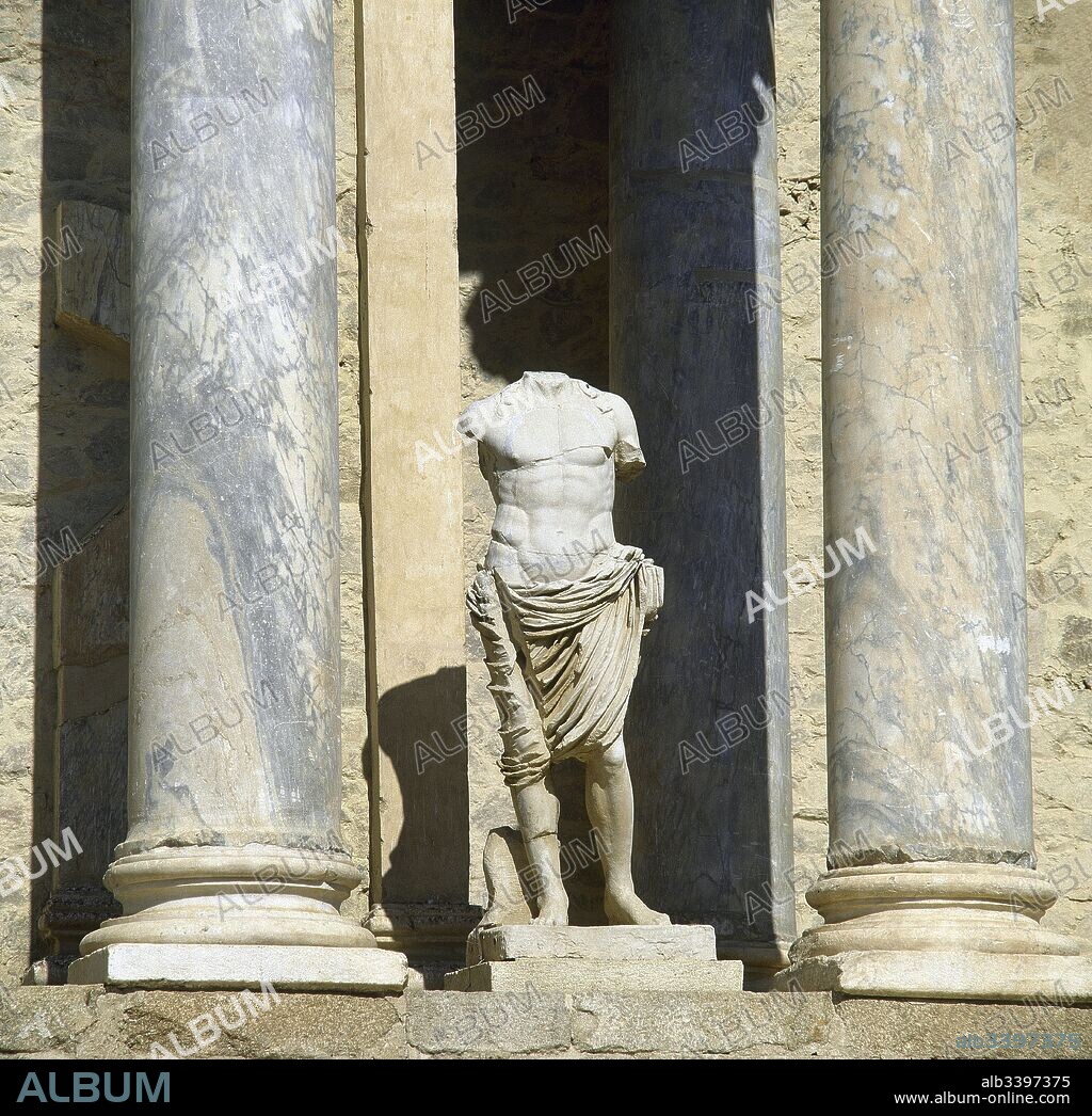 Detalle de la escena del Teatro Romano, siglo I a. C., con una copia de un dios del panteón clásico decorando el"intercolumnios". El original se encuentra en el Museo Nacional de Arte Romano de la ciudad. Mérida. Provincia de Badajoz. Extremadura. España.