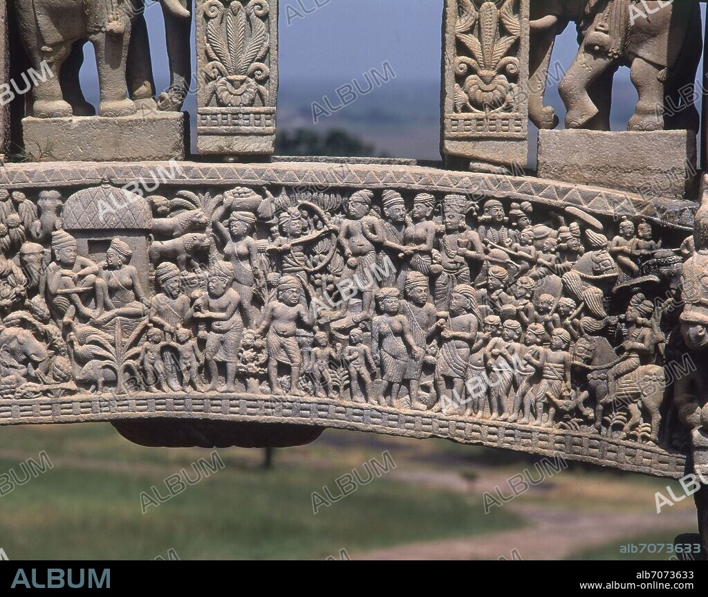 DETALLE DE LA TORANA NORTE QUE REPRESENTA LA HISTORIA DE VESSANTARA JATAKA, REENCARNACION DE BUDA.
