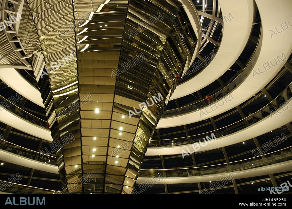 ARTE S. XX. ALEMANIA. REICHSTAG. Sede del Parlamento alemán. Interior de la CUPULA diseñada por el arquitecto inglés Norman Foster. Berlín.