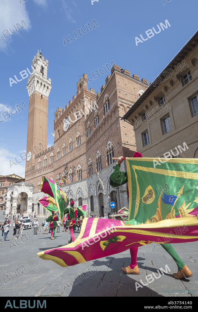 Typical exhibition of traditional clothes and flags of the different contradas, Piazza del Campo, Siena, UNESCO World Heritage Site, Tuscany, Italy, Europe.
