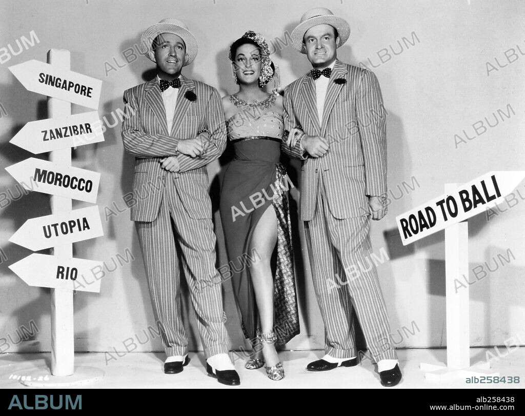 BING CROSBY, BOB HOPE y DOROTHY LAMOUR en CAMINO A BALI, 1952 (ROAD TO BALI), dirigida por HAL WALKER. Copyright PARAMOUNT PICTURES.